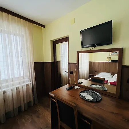 Хотел фокс хаус Fox House